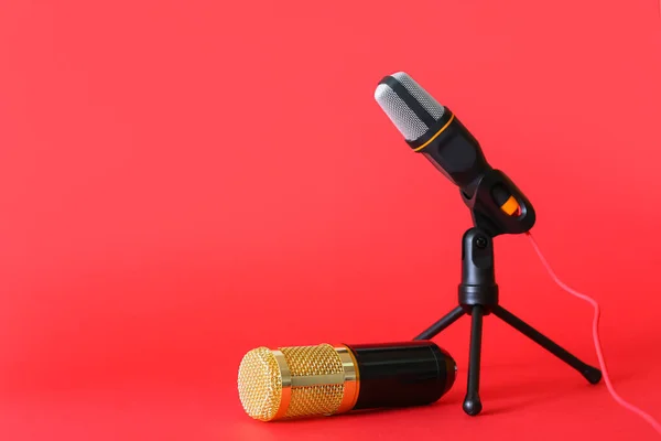 Micrófonos Modernos Sobre Fondo Rojo —  Fotos de Stock