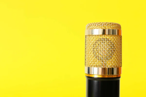 Micrófono Moderno Sobre Fondo Amarillo Primer Plano —  Fotos de Stock