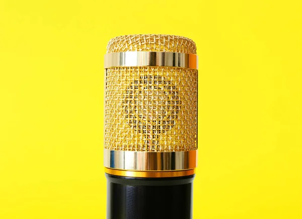 Modernes Mikrofon Auf Gelbem Hintergrund Nahaufnahme — Stockfoto