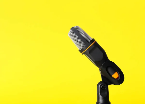 Álljon Modern Mikrofonnal Sárga Háttérrel — Stock Fotó