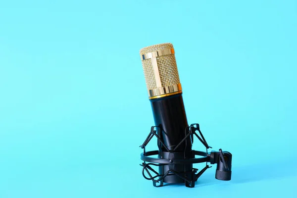 Mavi Arka Planda Modern Mikrofonun Yanında Dur — Stok fotoğraf