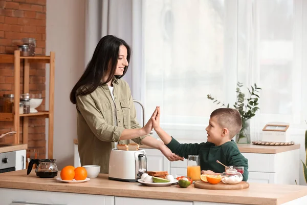 Menino Sua Mãe Dando Uns Aos Outros High Five Fazer — Fotografia de Stock