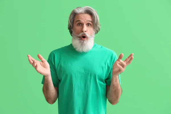 Šokovaný Starší Muž Tričku Zeleném Pozadí — Stock fotografie