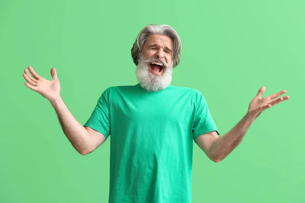 Rozzlobený Senior Muž Tričku Zeleném Pozadí — Stock fotografie
