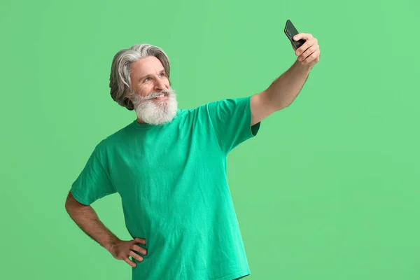 Homme Âgé Avec Téléphone Portable Prenant Selfie Sur Fond Vert — Photo