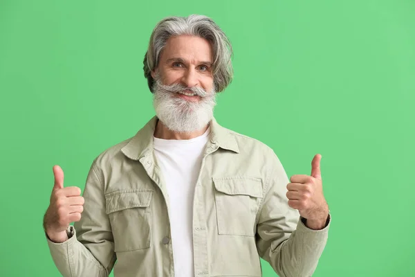 Bärtiger Senior Stylischer Jacke Zeigt Daumen Hoch Auf Grünem Hintergrund — Stockfoto