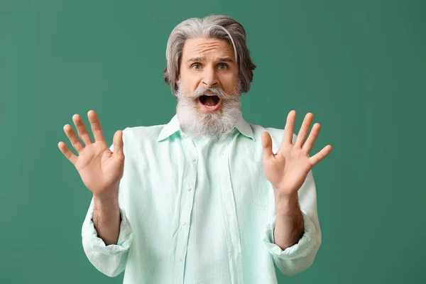 Vyděšený Starší Muž Košili Zeleném Pozadí — Stock fotografie