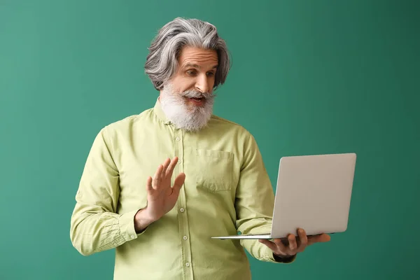 Bearded Senior Man Video Chatting Laptop Green Background — Stock Photo, Image