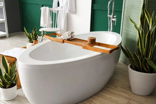 Holztablett Mit Glas Und Dekor Auf Weißer Badewanne Zimmer — Stockfoto