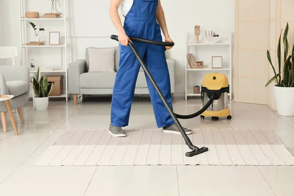 Male Worker Cleaning Trendy Carpet Room — Stock Photo, Image