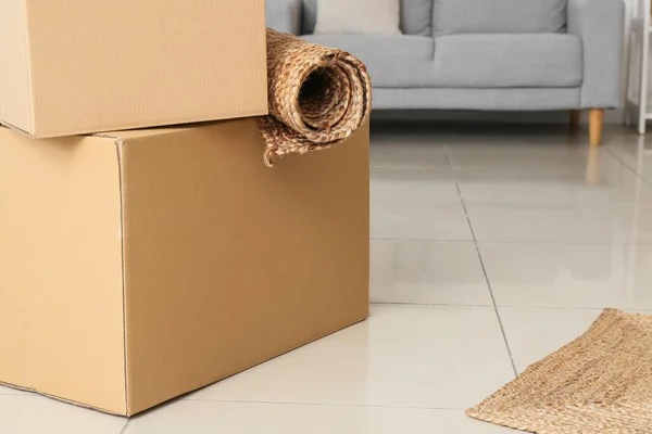 Cajas Cartón Con Alfombras Mimbre Habitación Primer Plano —  Fotos de Stock