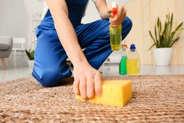 Hombre Trabajador Limpieza Mimbre Alfombra Con Esponja Detergente Habitación Primer —  Fotos de Stock