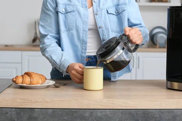 Jovem Mulher Derramando Café Quente Panela Cozinha Close — Fotografia de Stock