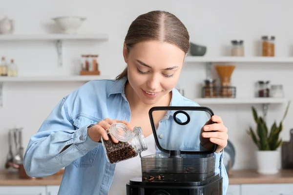 Jonge Vrouw Zetten Bonen Koffiezetapparaat Keuken Close — Stockfoto
