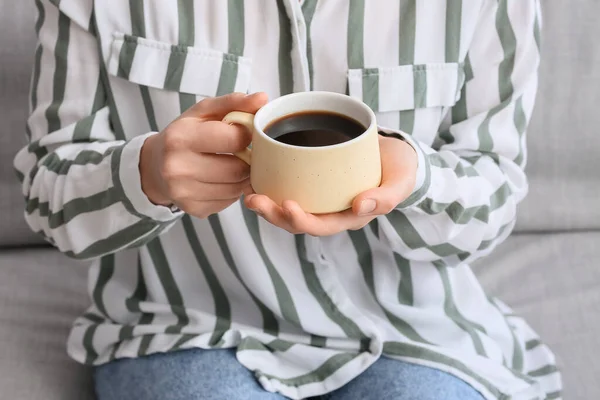 Jonge Vrouw Met Kopje Lekkere Koffie Zitten Bank Keuken Close — Stockfoto