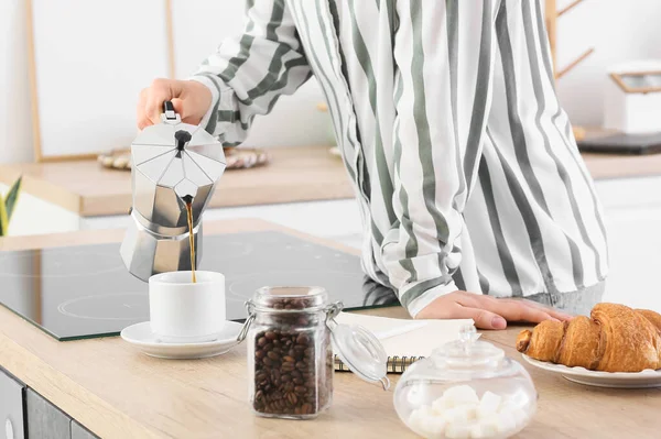 Genç Bir Kadın Mutfakta Fincana Kahve Dolduruyor — Stok fotoğraf