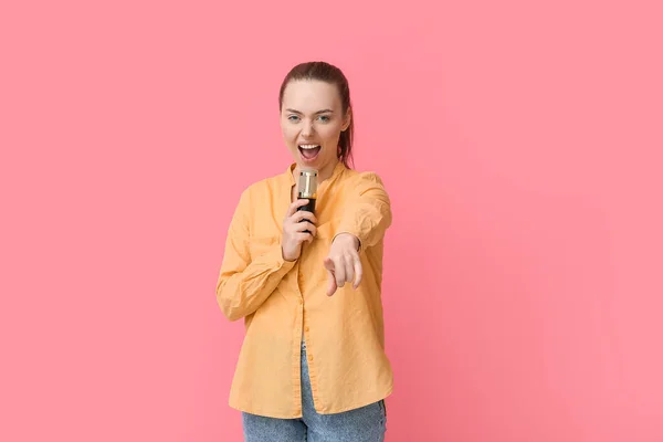Jonge Vrouw Met Professionele Microfoon Zingen Roze Achtergrond — Stockfoto