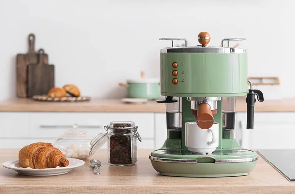 Modern Kahve Makinesi Bir Kavanoz Fasulye Kruvasan Mutfakta Tezgahta — Stok fotoğraf