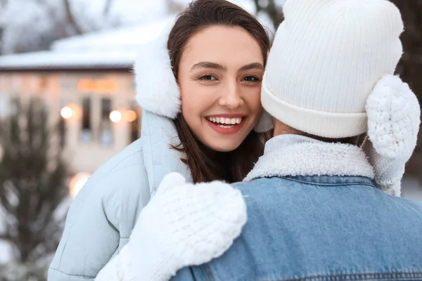 Jovem Feliz Abraçando Seu Marido Dia Inverno Close — Fotografia de Stock