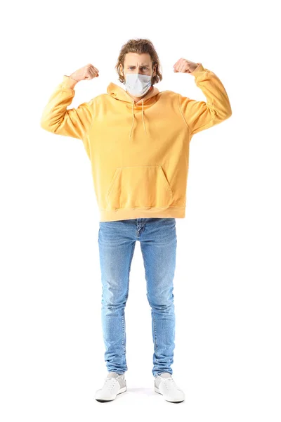 Beyaz Arka Planda Tıbbi Maskeli Güçlü Genç Adam — Stok fotoğraf