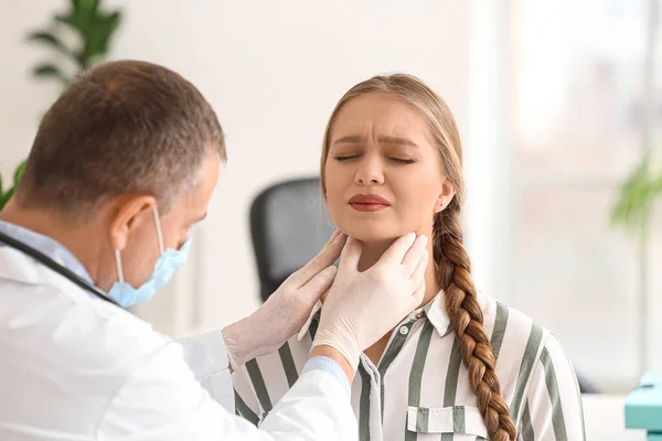 Doctor Examining Woman Neck Clinic — Stock Photo, Image