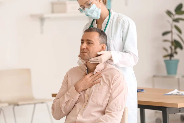Doctor Examining Man Neck Clinic — Stock Photo, Image