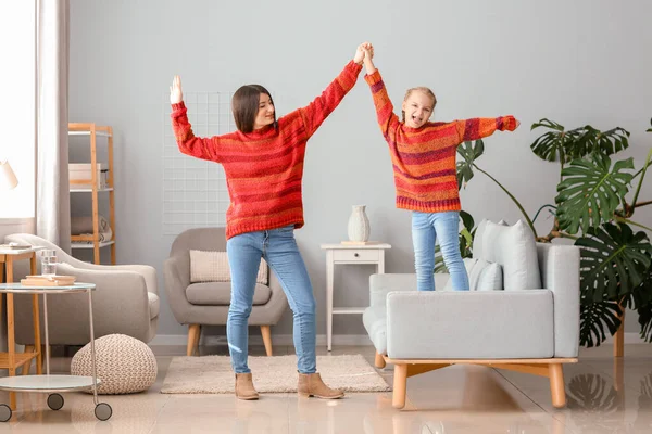스웨터를 집에서 소녀와 어머니 — 스톡 사진