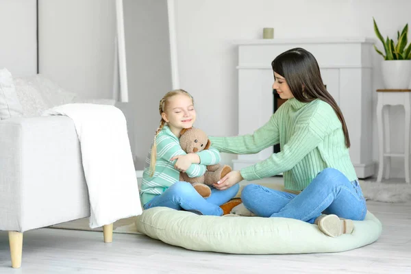 幸せな女の子と彼女の母親で暖かいですセーターとともにおもちゃ ホーム — ストック写真