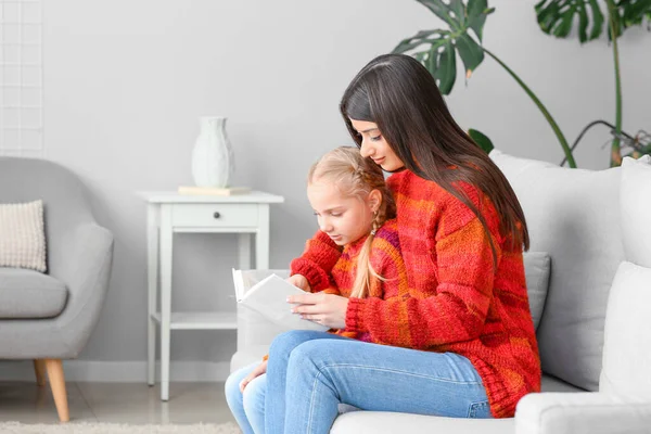 Klein Meisje Haar Moeder Warme Truien Lezen Boek Bank Thuis — Stockfoto