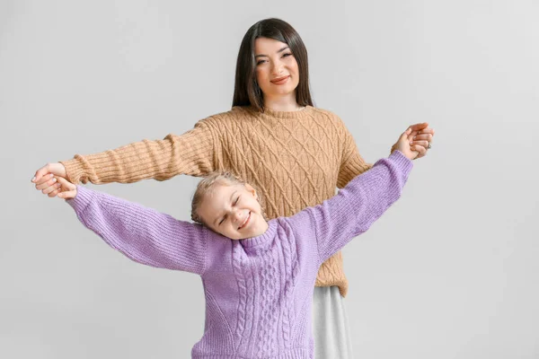 Niña Madre Suéteres Cálidos Tomados Mano Sobre Fondo Claro — Foto de Stock