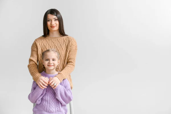 Little Girl Her Mother Warm Sweaters Light Background — Stock Photo, Image