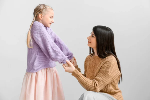 Bambina Sua Madre Maglioni Caldi Che Tengono Mano Sfondo Chiaro — Foto Stock