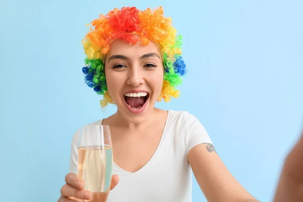 Grappige Jonge Vrouw Kleurrijke Pruik Met Champagne Selfie Blauwe Achtergrond — Stockfoto