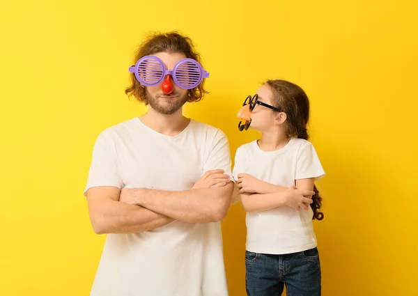 Homem Engraçado Sua Filhinha Disfarçados Fundo Amarelo Celebração Dia Dos — Fotografia de Stock