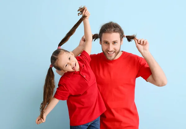 Rolig Man Och Hennes Lilla Dotter Blå Bakgrund April Dårars — Stockfoto