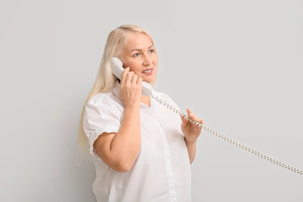 Volwassen Secretaresse Praten Telefoon Lichte Achtergrond — Stockfoto