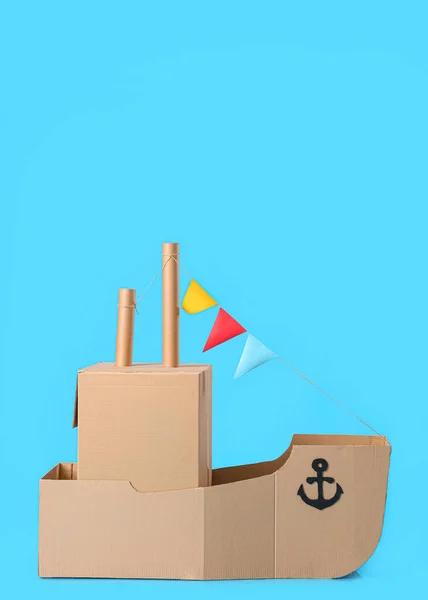 Tekturowy Statek Zabawkowy Dla Dzieci Niebieskim Tle — Zdjęcie stockowe