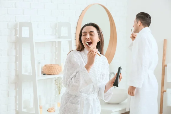 Junges Paar Beim Zähneputzen Mit Aktivkohle Zahnpasta Badezimmer — Stockfoto