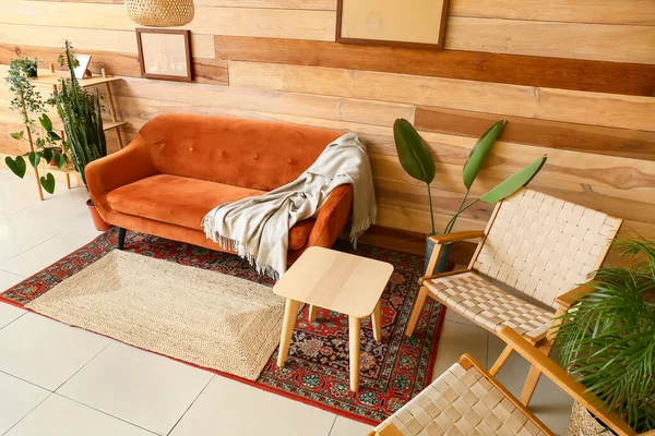 Interior Elegante Sala Estar Con Sofá Rojo Mesa Alfombras — Foto de Stock