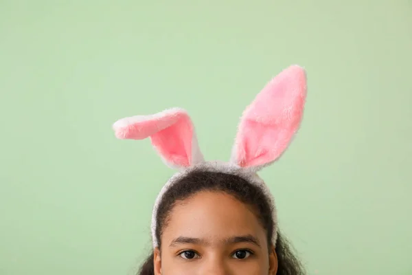 Nettes Afroamerikanisches Mädchen Mit Hasenohren Auf Farbigem Hintergrund Osterfest — Stockfoto