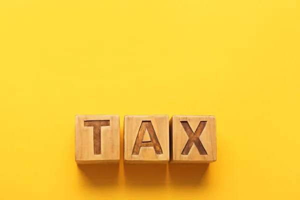 천연색 배경에 입방체로 Tax — 스톡 사진