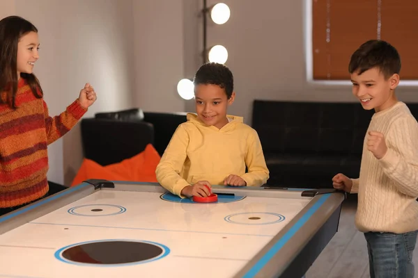 Niños Divertidos Jugando Hockey Sobre Aire Interiores — Foto de Stock