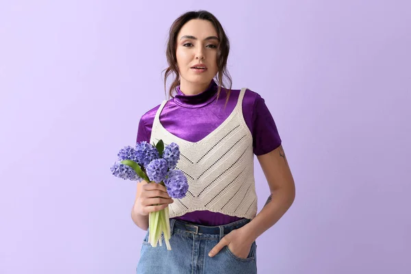 Mujer Joven Bonita Con Flores Jacinto Sobre Fondo Color — Foto de Stock