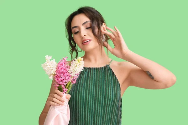 Jolie Jeune Femme Avec Des Fleurs Jacinthe Sur Fond Vert — Photo