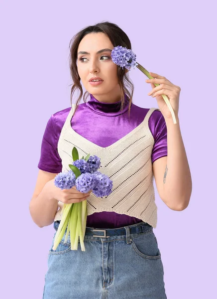Hübsche Junge Frau Mit Hyazinthenblüten Auf Farbigem Hintergrund — Stockfoto