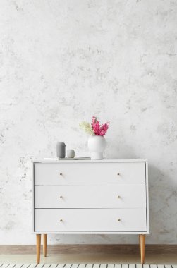 İçinde sümbül çiçekleri olan vazolar ve iç odaların ışık duvarı yakınındaki çekmecelerin üstündeki şık dekorlar.