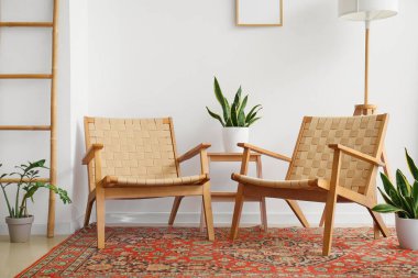 Tahta koltuklar, merdiven ve aydınlık duvarın yanındaki bitkiler.