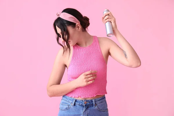 Mujer Bastante Joven Con Spray Para Cabello Sobre Fondo Rosa —  Fotos de Stock