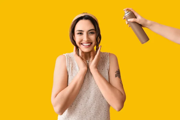 Hermosa Mujer Joven Mano Con Spray Para Cabello Sobre Fondo —  Fotos de Stock