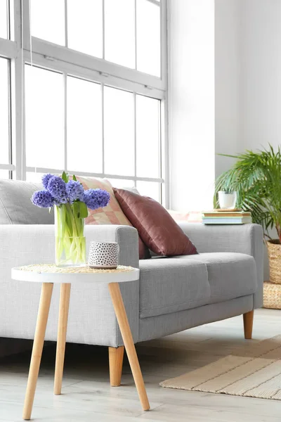 Vaso Com Flores Jacinto Xícara Mesa Sala Luz — Fotografia de Stock